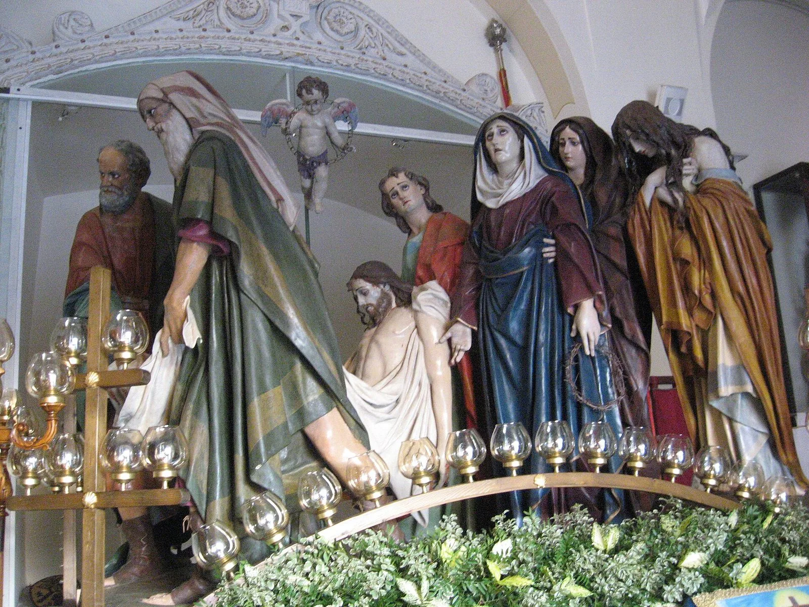 Il gruppo statuario degli Otto Santi di Ruvo di Puglia: le figure dipinte che trasportano il Cristo morto nel sudario, con la Madonna e le pie donne, circondate da lanterne